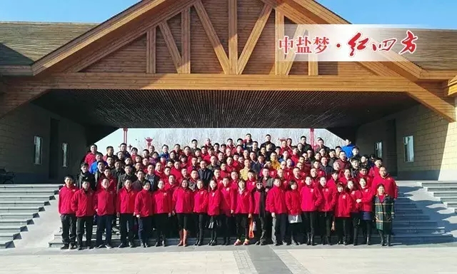 隨后，經(jīng)銷(xiāo)商代表內(nèi)蒙古通遼市茂源化肥經(jīng)銷(xiāo)處總經(jīng)理王寶芬分別致辭。王寶芬說(shuō)，紅四方在東北大地上建立了專(zhuān)供東北市場(chǎng)的復(fù)合肥生產(chǎn)基地，多年的夢(mèng)想終于成真，這是紅四方對(duì)外擴(kuò)張的關(guān)鍵一步，也是我們借勢(shì)提高競(jìng)爭(zhēng)力，快速提升發(fā)展的大好機(jī)會(huì)。