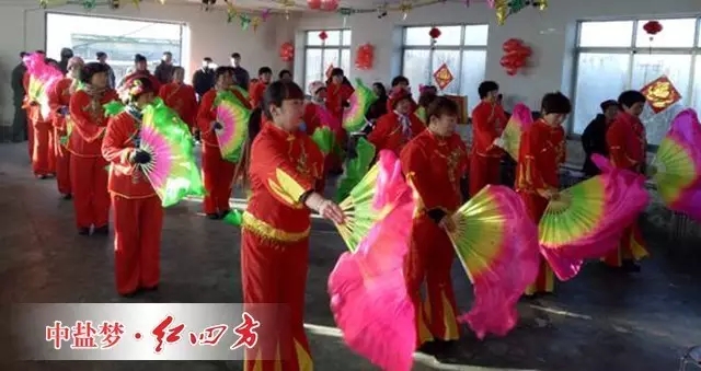 慰問演出結束后，中鹽紅四方東北公司代表，現場為大家介紹了企業概況，對紅四方主要產品和新型肥料進行了詳細介紹，傳授科學施肥的相關知識，引導農民科學選肥用肥，讓農民朋友在購肥的過程中買到貨真價實好的肥料，真正使農民實現脫貧致富。