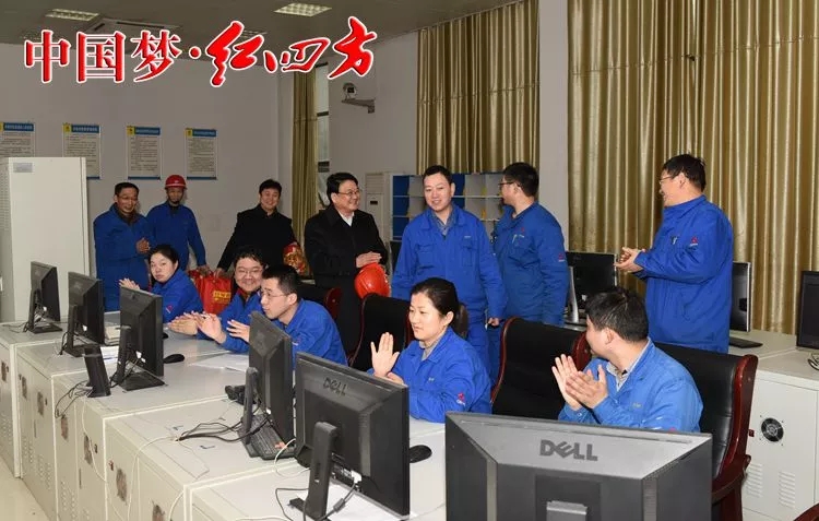董事長(zhǎng)朱楓、常務(wù)副總經(jīng)理羅斌等公司領(lǐng)導(dǎo)向當(dāng)班人員致以新春的祝福.